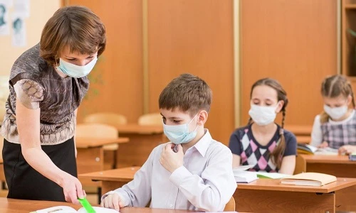 Педпрацівникам — доплати, учням шкіл — медичні маски Педпрацівникам — доплати, учням шкіл — медичні маски